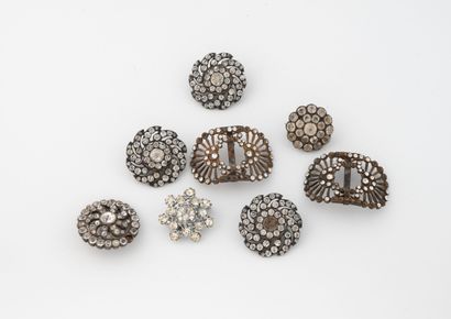 Silver lot (800) comprising: - Four circular...