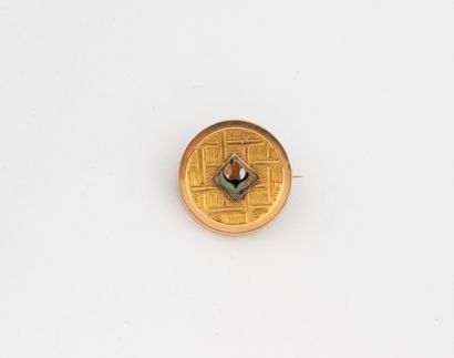 Broche ronde en or jaune (750) centrée d'un...