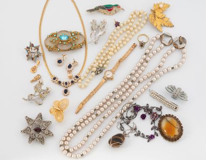 Lot of costume jewelry including a set of...