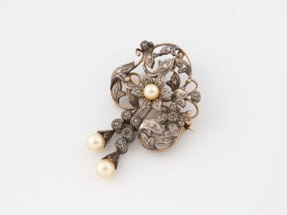 Broche en or rose (750) et argent (800) ornée...