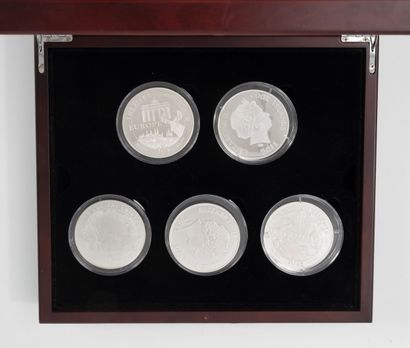 SOCIETE FRANCAISE DES MONNAIES Lot of 15...