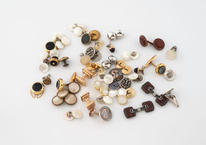 Lot of cufflinks, some mismatched, in metal,...