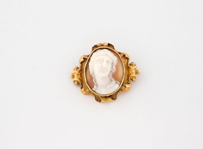 Broche en or jaune (750) ornée d'un camée...