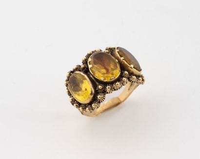 Bague en or jaune (585) ornée de trois citrines...