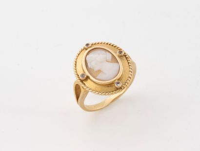 Bague en or jaune (750), le chaton ovale...