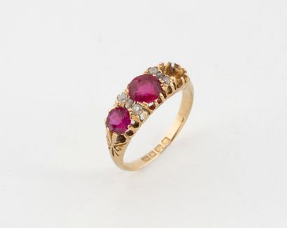 Bague couronne en or jaune (750) ornée de...