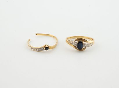 Bague en or jaune (750) sommée d'un saphir...