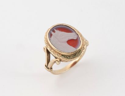 Bague en or jaune (375), le chaton ovale...