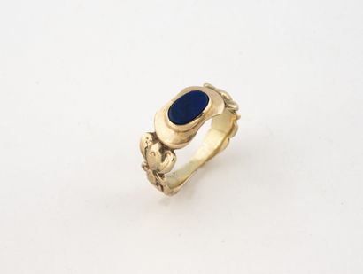 Bague en or jaune (375) ou métal doré ornée...