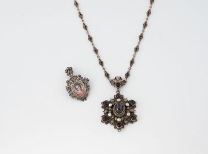 Deux bijoux en argent (800) :
- Collier à...