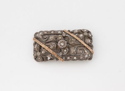 Broche plaque en or jaune (750) et argent...