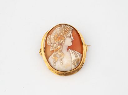 Broche médaillon en or jaune (750) ornée...