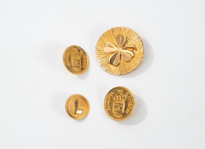 CHANEL 4 mismatched buttons in gilded metal....