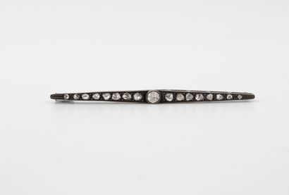 Broche barrette en argent (800) soulignée...