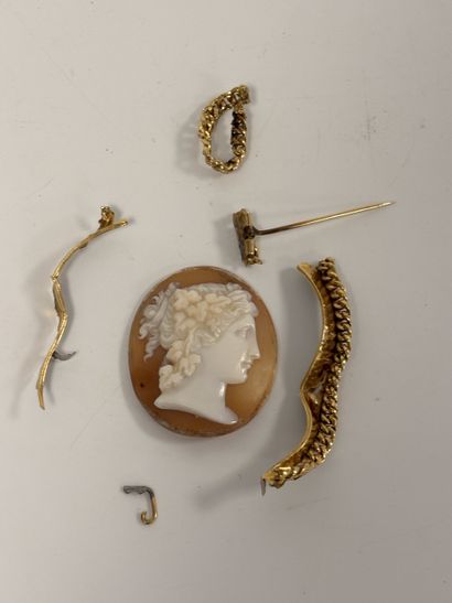 Débris de monture de broche en or jaune (750).
Avec...