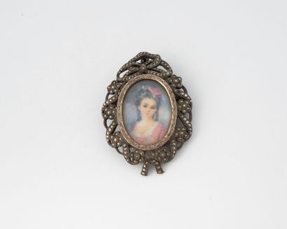 Broche montée en pendentif en argent (800),...