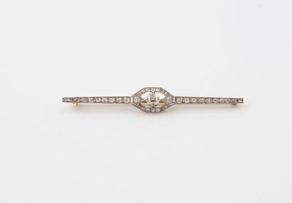 Fine broche barrette en or gris et or jaune...