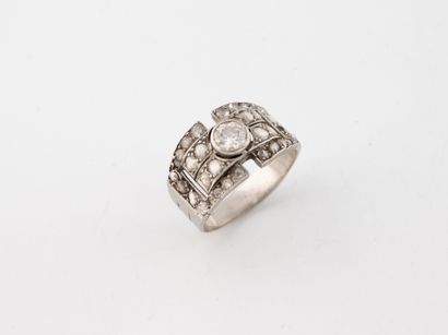 Bague en platine (950) centrée d'un diamant...
