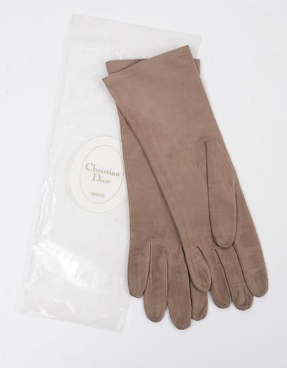 Christian DIOR 
Pair of gloves in taupe suede...