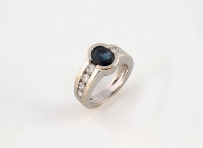 A white gold (750) ring set with an oval...