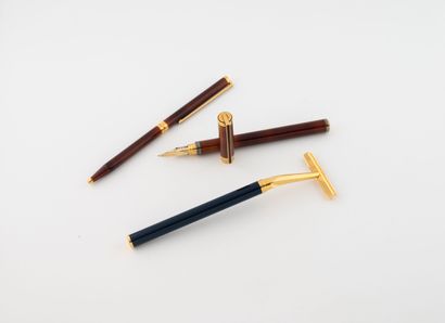 DUPONT
Lot including :
- A gilded metal razor,...