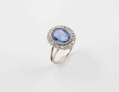 White gold (750) daisy ring set with an oval-cut...