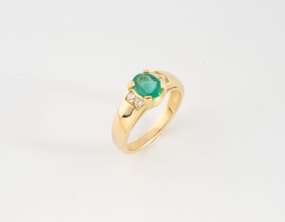 Bague en or jaune (750) centrée d'une émeraude...
