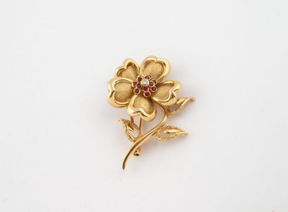 Broche fleur en or jaune (750), le cœur orné...