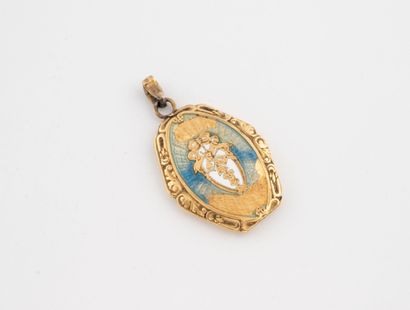 Yellow gold (750) pendant with chased and...