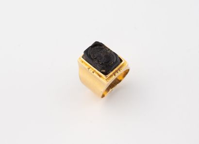 Yellow gold (750) signet ring with rectangular...
