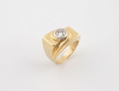 Bague en or jaune (750) et platine (950)...