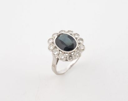 Bague marguerite en or gris (750) centrée...
