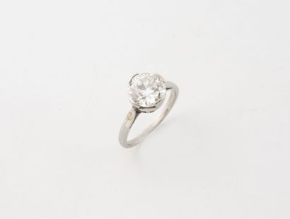 Platinum (850) ring centered on an old-cut...