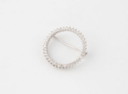 Small white gold (585) brooch forming a round...