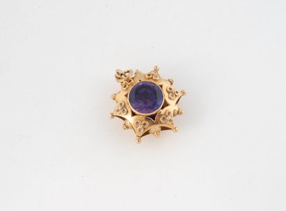 Pendentif or jaune (750) centré d'une saphir...