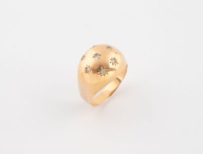 Yellow gold (750) ball-shaped ring punctuated...