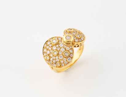 Yellow gold (750) ring formed of two round...