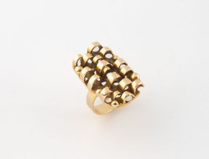 Yellow gold (750) and platinum (950) ring...