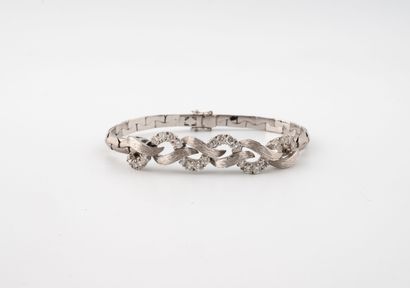 White gold (750) bean-spun bracelet centered...