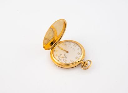 Soap box watch in yellow gold (750). 
Round...