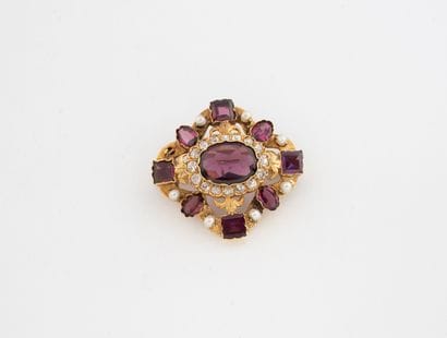 Polylobed brooch in yellow gold (750) centered...
