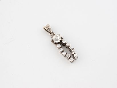 White gold (750) pendant centered on a claw-set...
