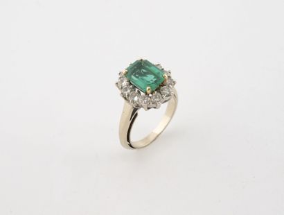 Bague marguerite en or gris (750) centrée...