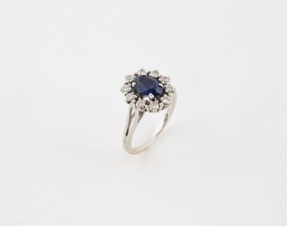 Bague marguerite en or gris (750) ornée d'un...