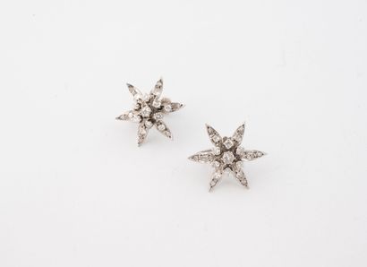 Pair of earrings in white gold (750) in the...