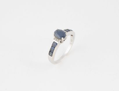 Bague en or gris (750) centrée d'un saphir...