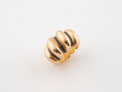 Domed ring in yellow gold (750) with gadroons...
