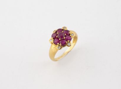 Yellow gold (750) flower ring set with claw-set...