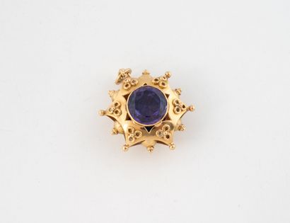 Pendentif or jaune (750) centré d'une saphir...