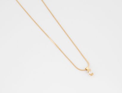 Yellow gold (750) necklace featuring a square...
